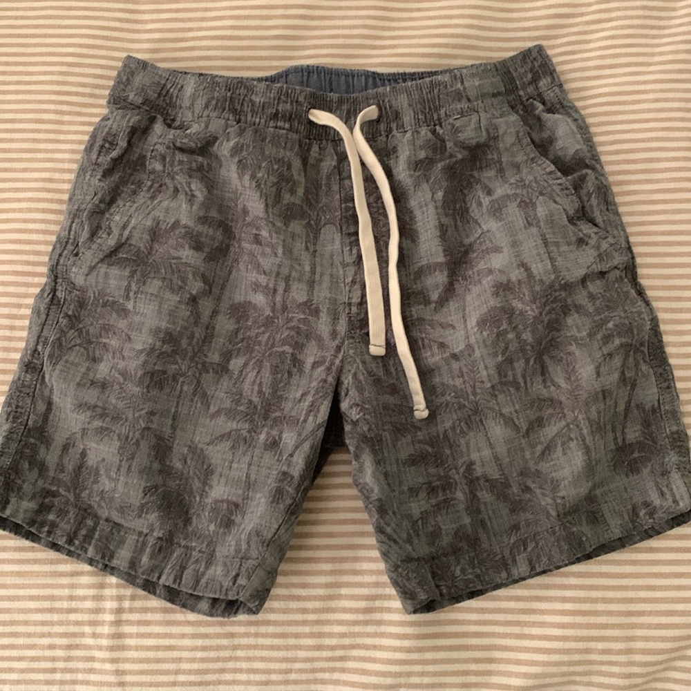 Vineyard Vines mens grey patterned shorts, size XS